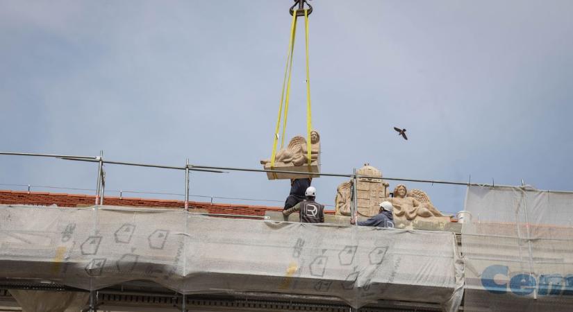 Becses díszt kapott a Szolnoki Törvényszék, 4 tonnás szobrot emeltek a magasba – galériával, videóval
