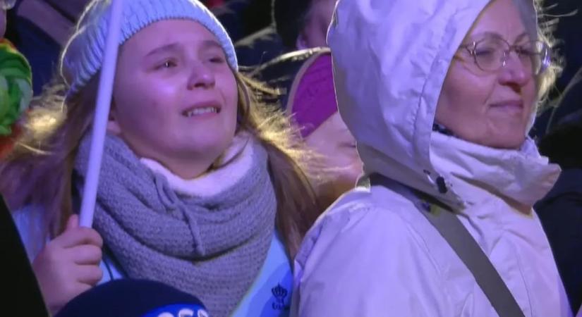Könnyeikkel küszködtek az emberek Győrben, amikor Orbán Viktor a Fidesz és a Tisza közti különbségről beszélt