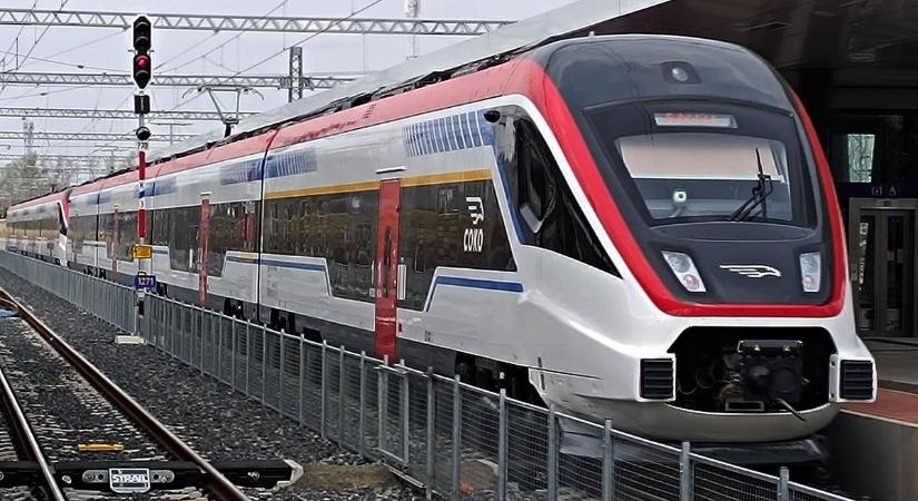 Tesztelik a kínai szupervonatot, hajszálon múlt a roncsba szorult sofőr élete