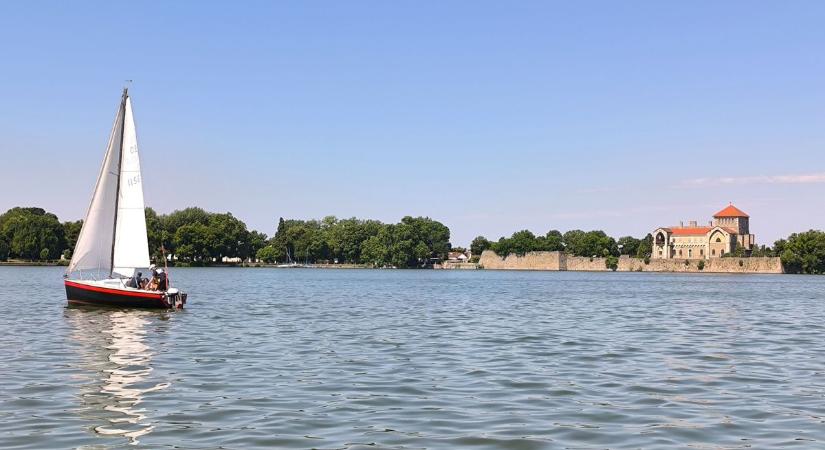 Centiről centire telik meg a tatai tó – két zsilipet is megnyitottak