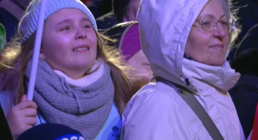 Könnyeikkel küszködtek az emberek Győrben Orbán Viktor beszéde alatt