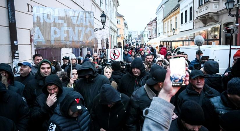 Valtonosok, fekete ruhás biztonságiak és ellentüntetők Győrben Orbán Viktor beszéde alatt