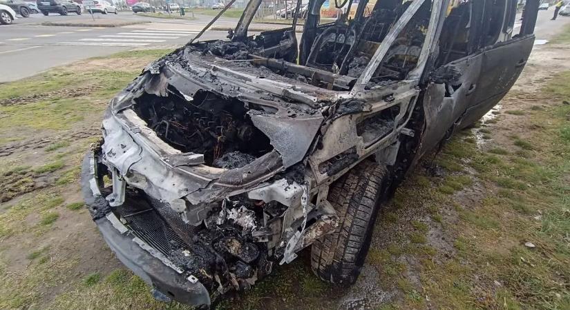 Lángok a semmiből: rommá égett egy autó Kiskunhalason – videó