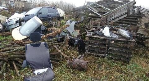 Több mint 10 tonna szemetet tárolt az udvarán