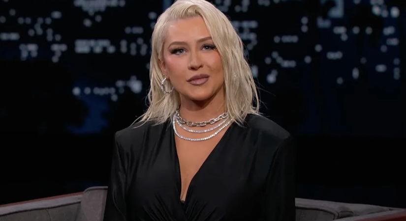 Őrülten szexi! Christina Aguilera bowling golyókkal takarja melleit