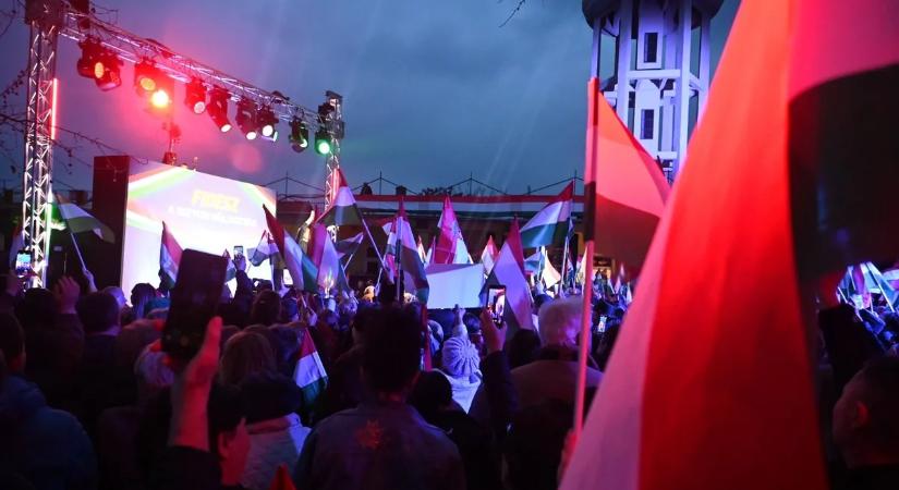 Csillogó szemű fiatalok hallgatták Orbán Viktort Törökszentmiklóson