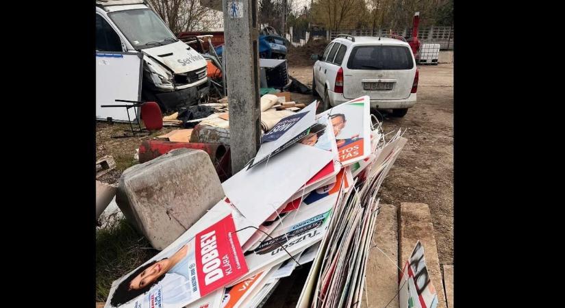 „Plakátmentesítést” végeztek a csömöri lakosok, csak a fideszes jelölt nem állt melléjük