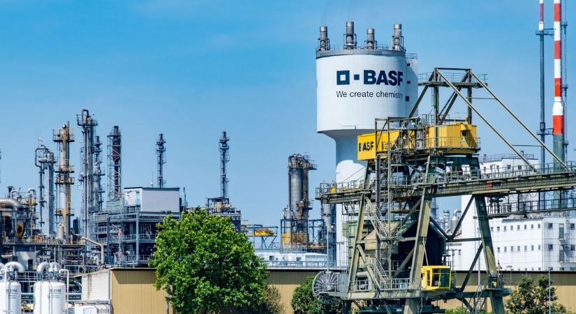 Németország teljes sokkban: Kínába költözött, óriásgyárat nyitott a nemzeti büszkeségük – otthon ezrével rúgja ki az embereket