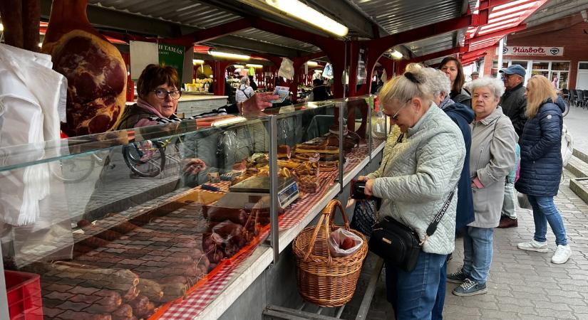 Megállíthatatlan a húsvéti roham a dunaújvárosi piacon