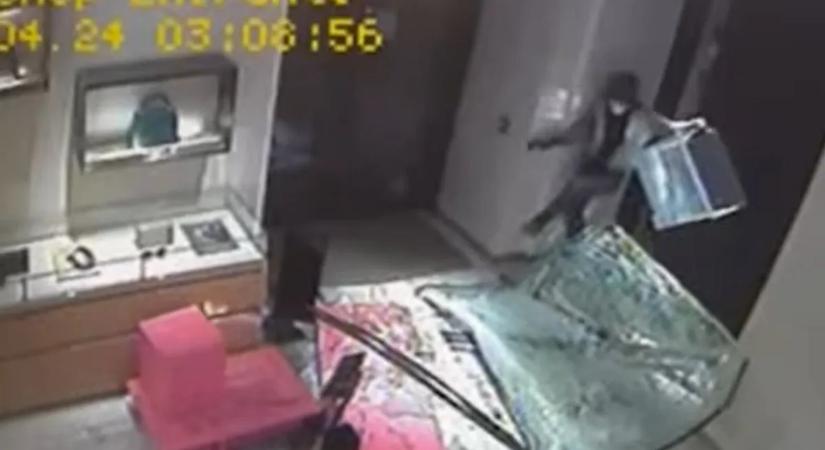 Kocsival hajtottak be az Andrássy úti luxusüzletbe: meglepő helyről jelentkeztek most a rablók