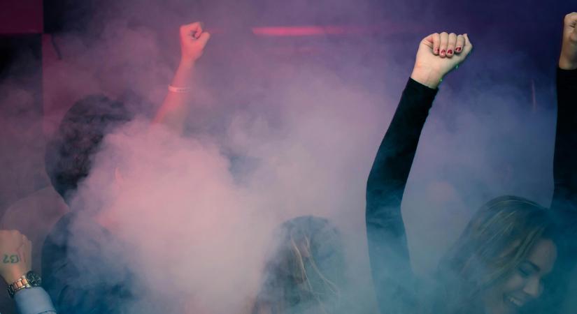 Elszabadult az őrület: 800-an tomboltak a 7 fős házibulin