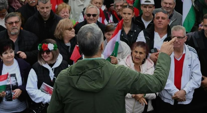Lázár János ajándékot kapott a Lázárinfó jubileumára