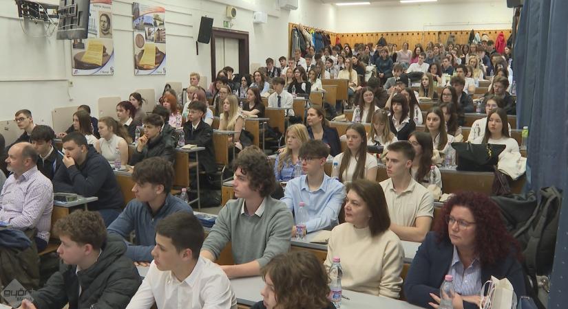 20 éves a kéttannyelvű iskolák versenye