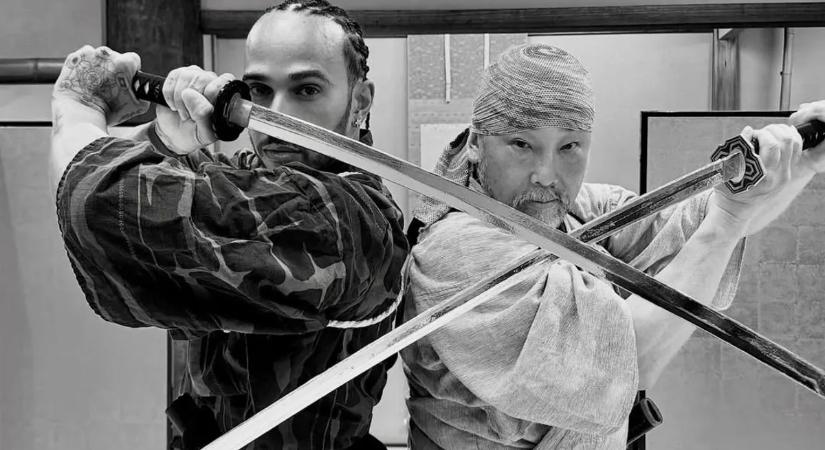 Hamilton a megdöbbentő vallomása után lecserélte a kormányt egy szamurájkardra