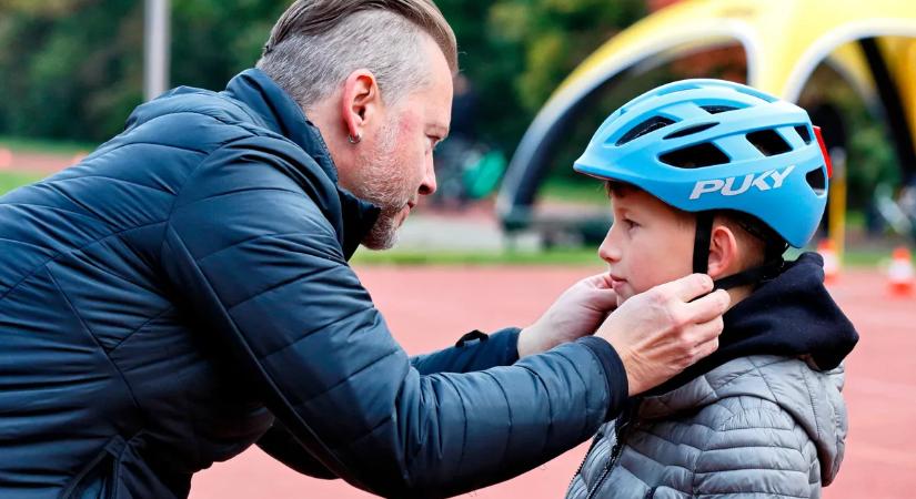 Óriási botrány: életveszélyesek a gyerekeknek szánt kerékpáros sisakok!