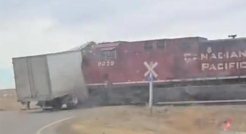 Szabályosan kettévágta a vonat a síneken ragadt kamiont – videó