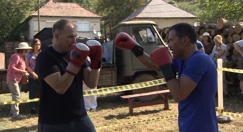 Adás előtt: A mi kis falunk szombati részének legnagyobb forgatási bakijai