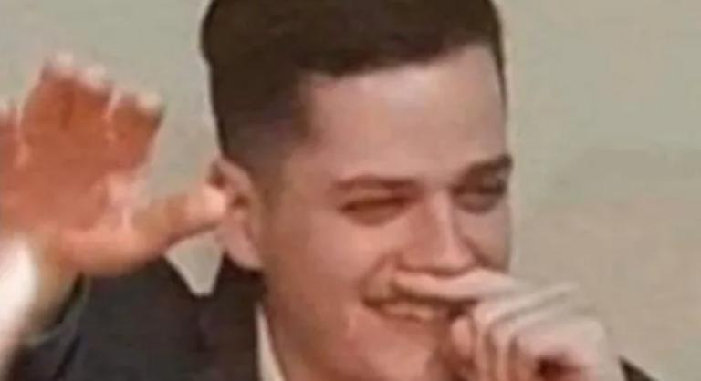 Bocsánatot kért a politikus, aki Hitler-bajuszt és náci karlendítést imitált