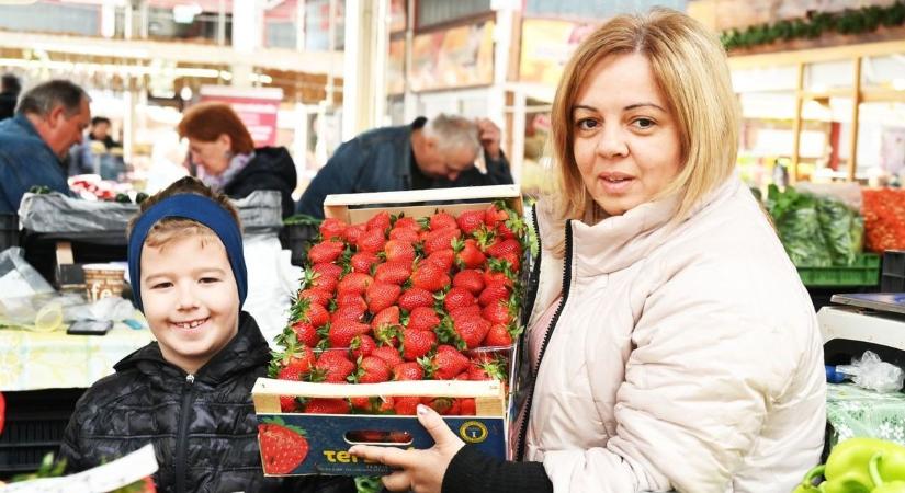 Sokkolta a vásárlókat az eper ára a szolnoki piacon