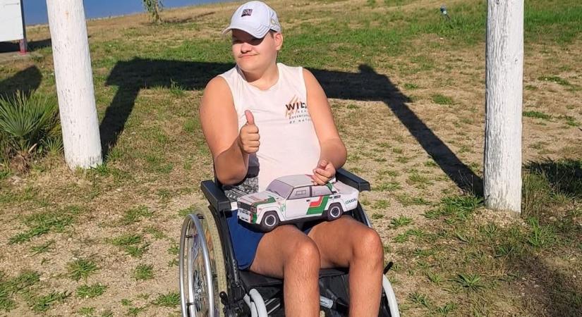 „Egy darabka boldogság Bence számára” – rali rajongók fogtak össze a fogyatékossággal élő fiúért