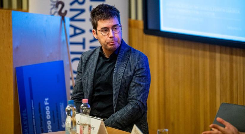 Panyi Szabolcs a Politiconak: Kaptam figyelmeztetéseket magyar forrásoktól, hogy az Információs Hivatal vezetője nagyon dühös