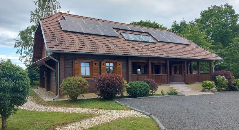 Ilyen ingatlan ritkán bukkan fel: egy ligeterdő mélyén rejtőzik ez a ház az Őrségben – fotókkal