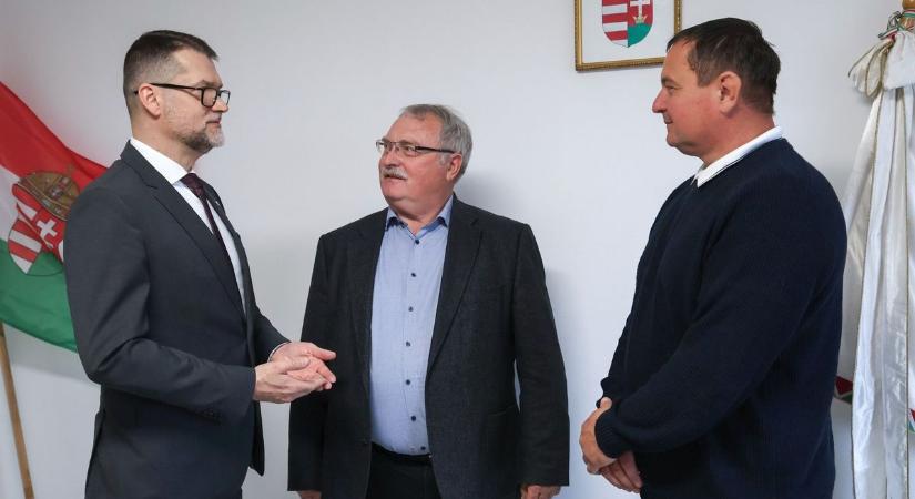 Korszerűbb környezet az ügyintézéshez- megújult a szentpéterúri hivatali épület