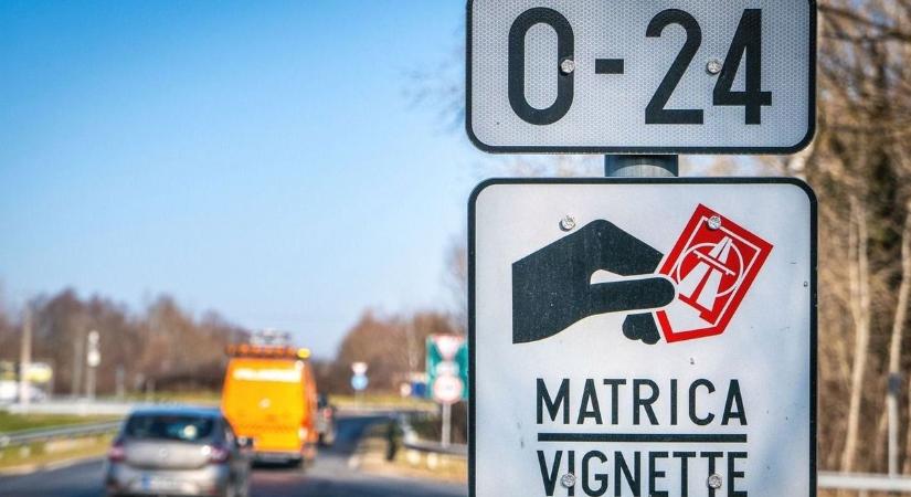 Autósok tízezrei lélegezhetnek fel, ingyenes változás jön az autópálya-matricáknál