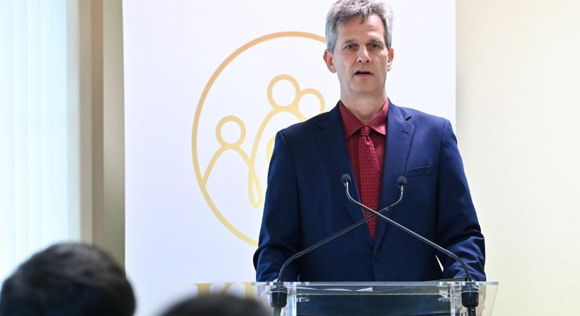 A családügyekért felelős helyettes államtitkár az egyik tulajdonosa annak a patikának, ami elvi okokból nem adja ki az esemény utáni tablettát