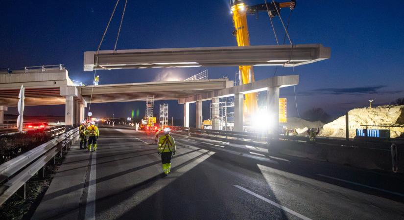 Így tüntették el az M5-ös autópálya régi hídját az M44-es építői – videó