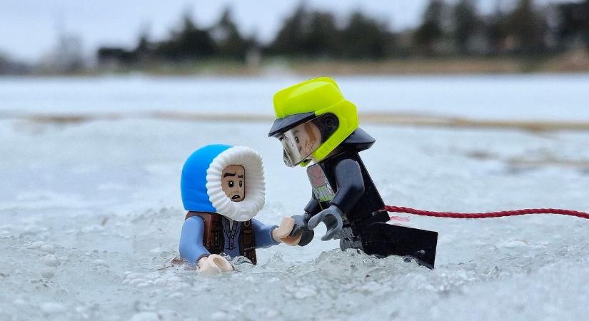 Különleges Lego-figurás fotókat készít a fehérvári iskolai karbantartó (galéria)