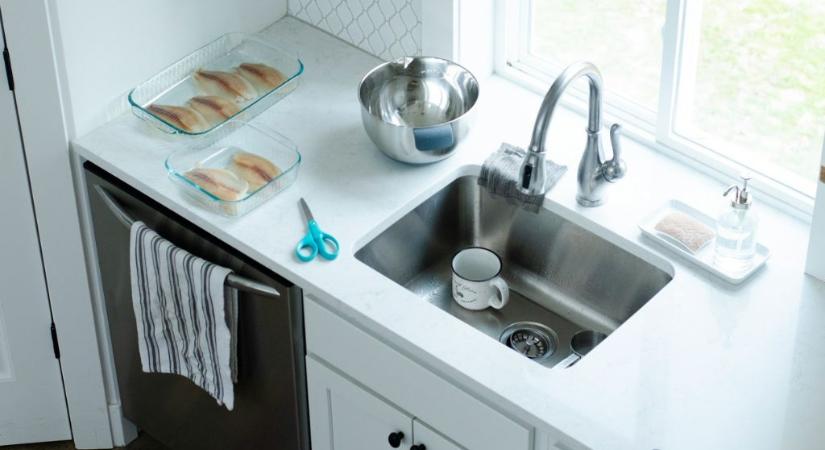 Ha elmegyünk otthonról, mindig tegyünk egy poharat és egy darab papírt a mosogatóba – így minden rendben lesz