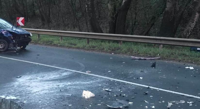 Balesethez riasztották az ajkai mentőket, két autó tört össze ( helyszíni fotók)