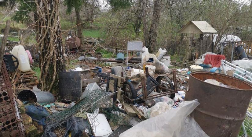 Gusztustalan porta: több tonna szemetet halmozott fel a zalai „gyűjtögető”