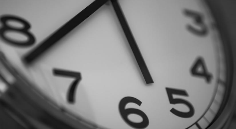 Ne felejtsd el, jön az óraátállítás! Tavasszal erre kell tekerni az órát: a mostani lehet az utolsó óraállítás?