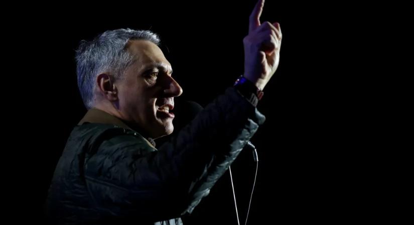 1374 ingatlan került Lázár János alapítványához