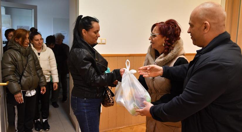 Ajándékkal kedveskedett a rászorulóknak a Debreceni Karitatív Testület