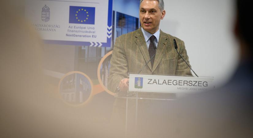 Több mint 1300 ingatlan került Lázár János alapítványához