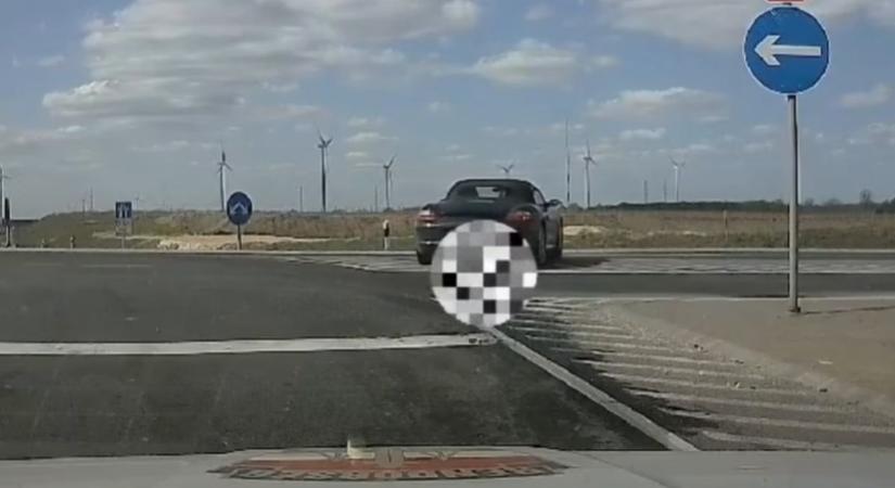 Videón a pofátlan kanyarodás: a rendőrök előtt manőverezett a sofőr