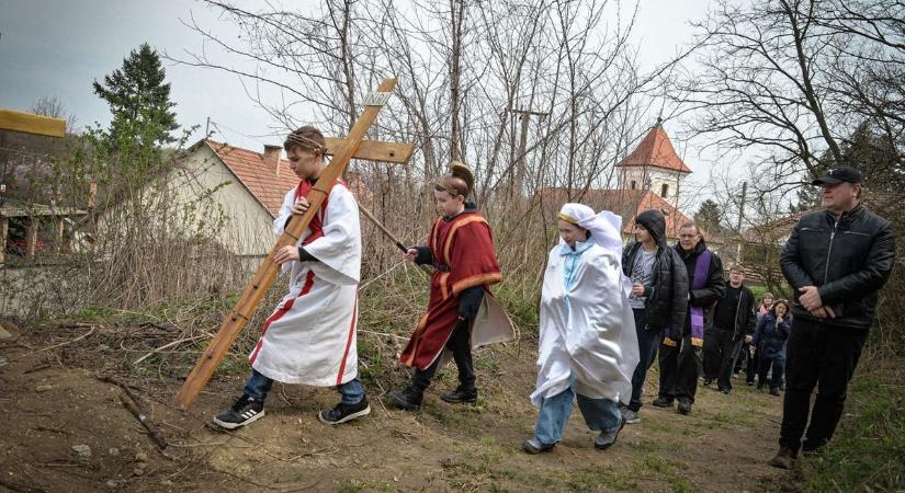 Jézus Krisztus szenvedéseit idézte az iskolások keresztútja Hevesben