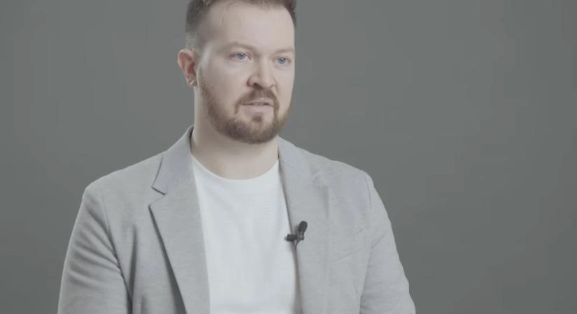 Lassan félmillió eurónál tart a gyűjtés a titkosszolgálati akcióról kitálalt Szabó Bencének