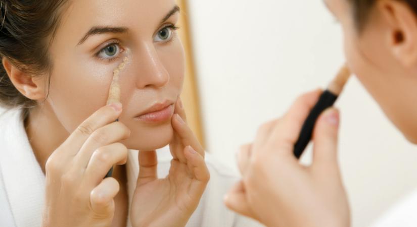 Az egyszerű trükk, ami másodpercek alatt eltünteti a szem alatti sötét karikákat