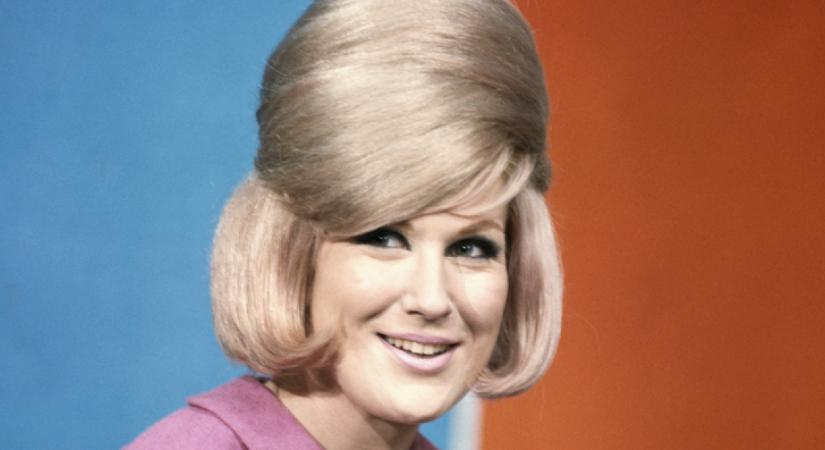 Titkolta leszbikus viszonyait az énekesnő: drogok és alkohol rabja lett emiatt