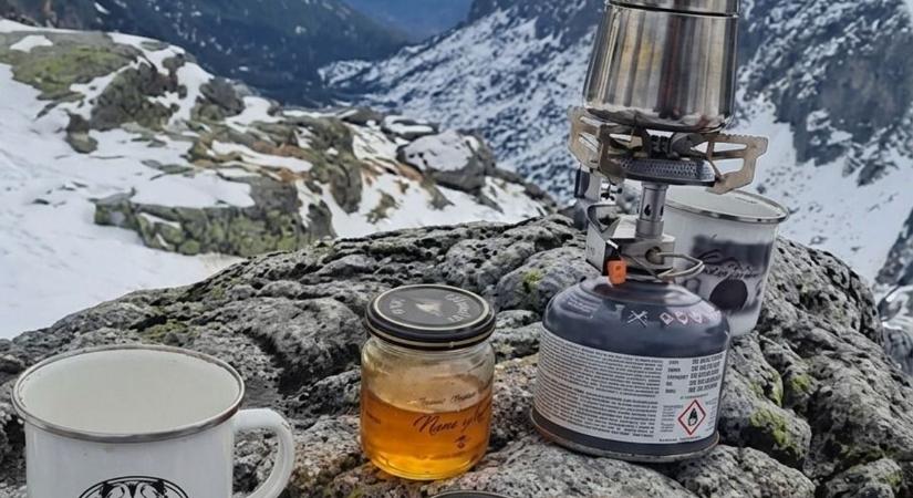 Egy üveg méz, ami hegyet mászott – most két beteg kisfiúért licitálhatunk – videó