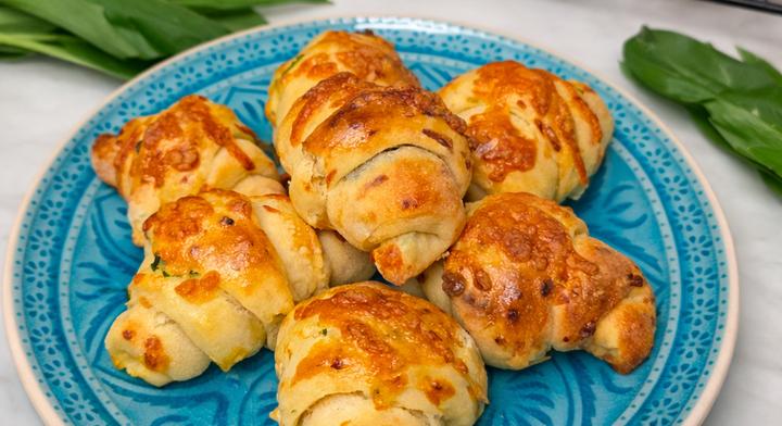 Medvehagymás sörkifli kefires tésztával: puha, illatos és nagyon finom