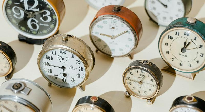 Vasárnap átállunk a nyári időszámításra: egy órával kevesebbet alszunk