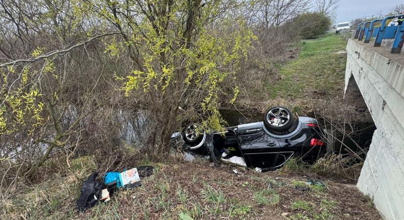 Súlyos baleset a 4-esen: csatornába csapódott egy autó, el is merült a vízben! - fotókkal!