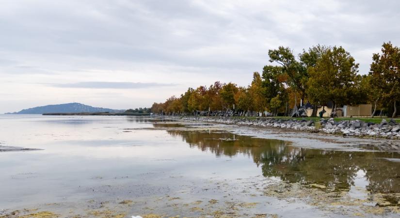 Balatoni állás – Tiszta vizet önt a pohárba a vízügy