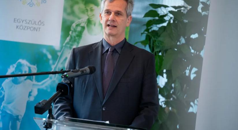 A családügyekért felelős helyettes államtitkár az egyik tulajdonosa a patikának, ahol elvi okokból nem adják ki az esemény utáni tablettát