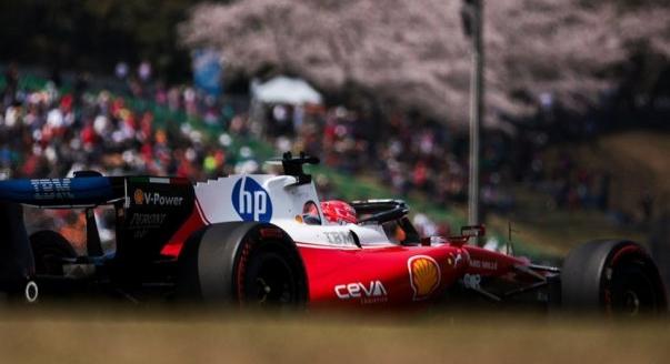 Leclerc: Ha a kanyarban nyerek, az egyenesben veszítek